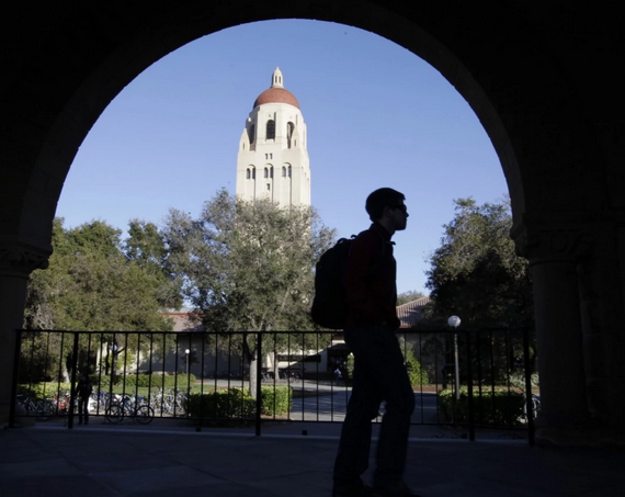 Một sinh viên Đại học Stanford trước tòa nhà Hoover Tower trên khuôn viên trường Đại học Stanford ở Palo Alto, California. Cạnh tranh để có được cơ hội vào trường đại học Stanford và các trường đại học ưu tú khác là rất khốc liệt, nhưng một cuốn sách mới nói rằng sinh viên có thể tìm thấy thành công bất kể họ học trường nào. (Ảnh AP / Paul Sakuma, File)